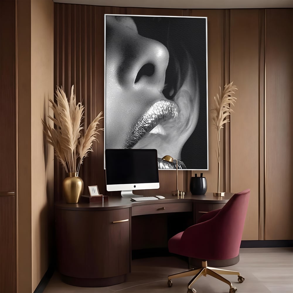 Tablou canvas cu tablou canvas cu buze si fum, in rama de aluminiu argintiu, pe perete intr-un birou
